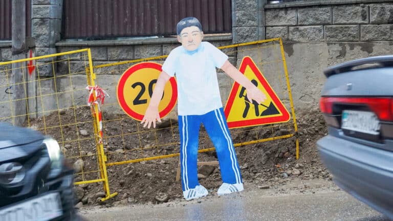 Алматинский художник рисует детей у дорог, где не хватает тротуаров