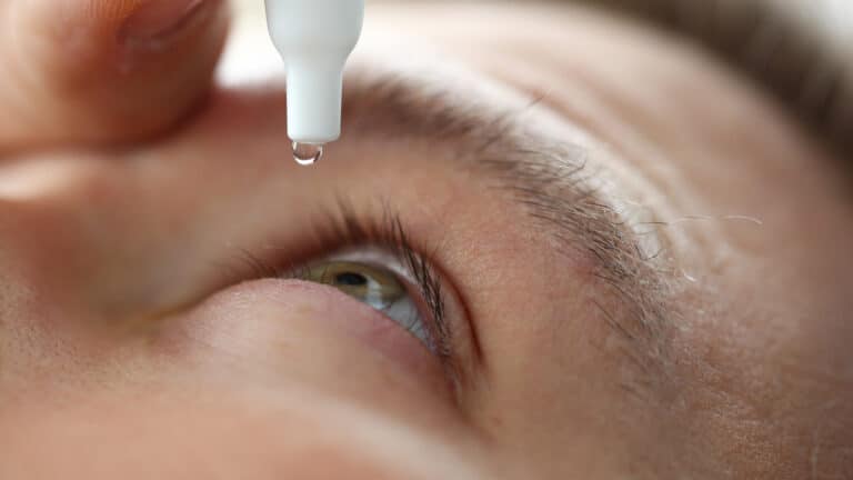 Водителя в Казахстане посадили за то, что он закапал глаза