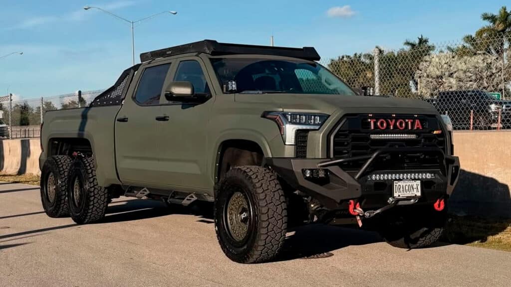 Огромная Toyota Tundra 6×6 произвела фурор в Майами