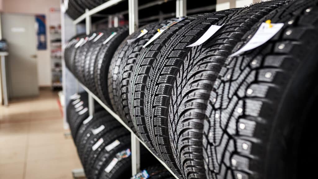 Эксперт объяснил, какая экономия на зимних шинах в Казахстане может быть опасна