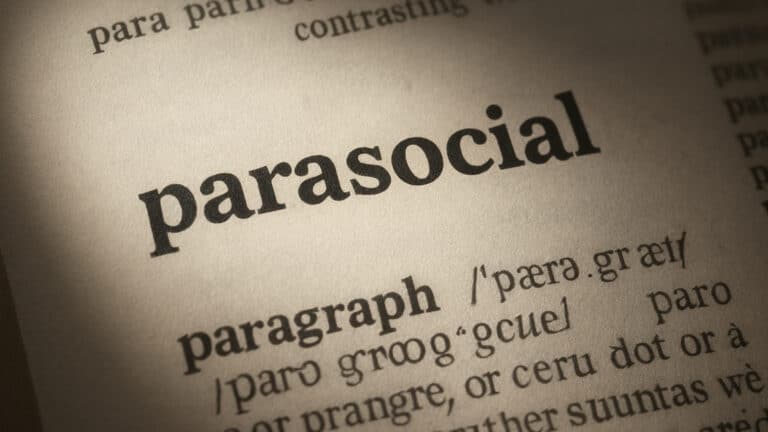 Кембриджский словарь назвал слово 2025 года – parasocial