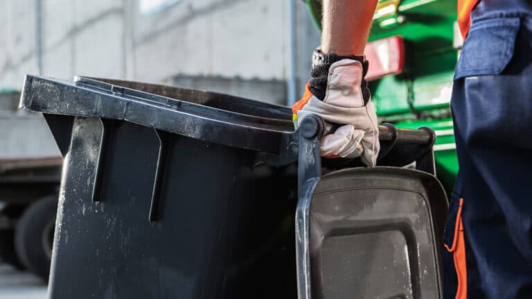 Повысить тариф на вывоз мусора хотят в Казахстане