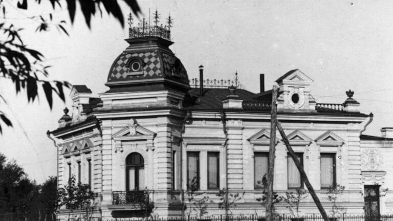 Особняк начала ХХ века продолжает жить среди стекла и небоскребов в Астане