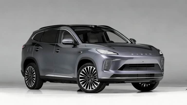 Exeed Exlantix ET5 выходит в предзаказ с пробегом 205 км на электротяге