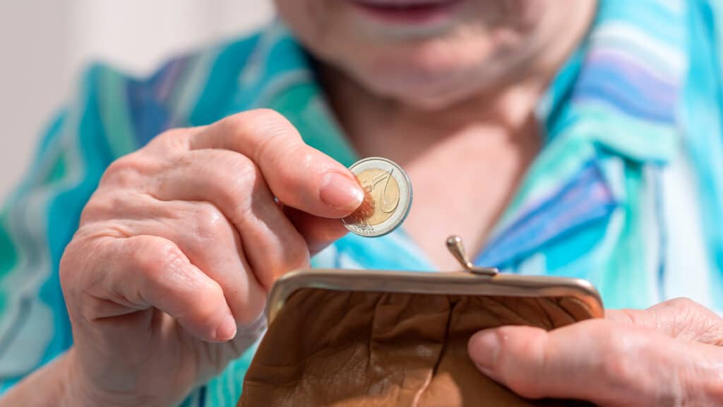 В правительстве Казахстана объяснили, почему смогут повысить пенсии с 2026 года только на 10%, shutterstock, бильд-редактор: Дастан Шанай