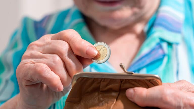 Пенсии вырастут лишь на 10%: правительство объяснило, почему пока так