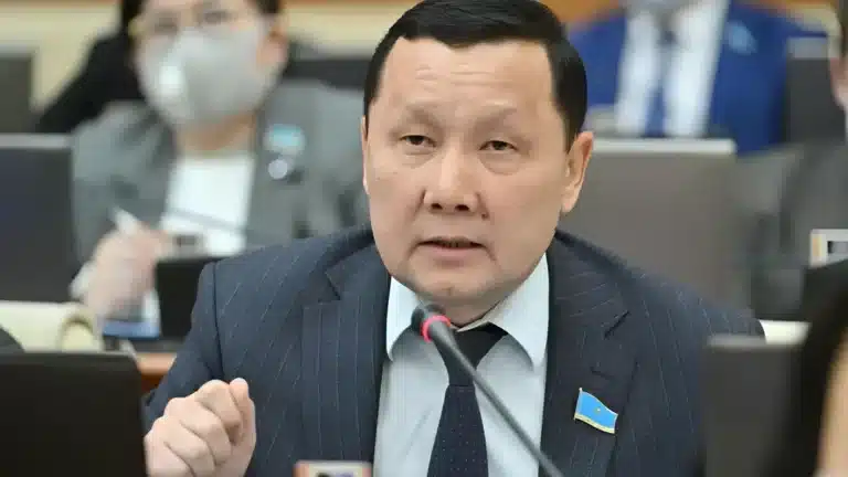 «Мемлекет айналысуы керек»: Абзал Құспан некеден тыс туған балалар туралы