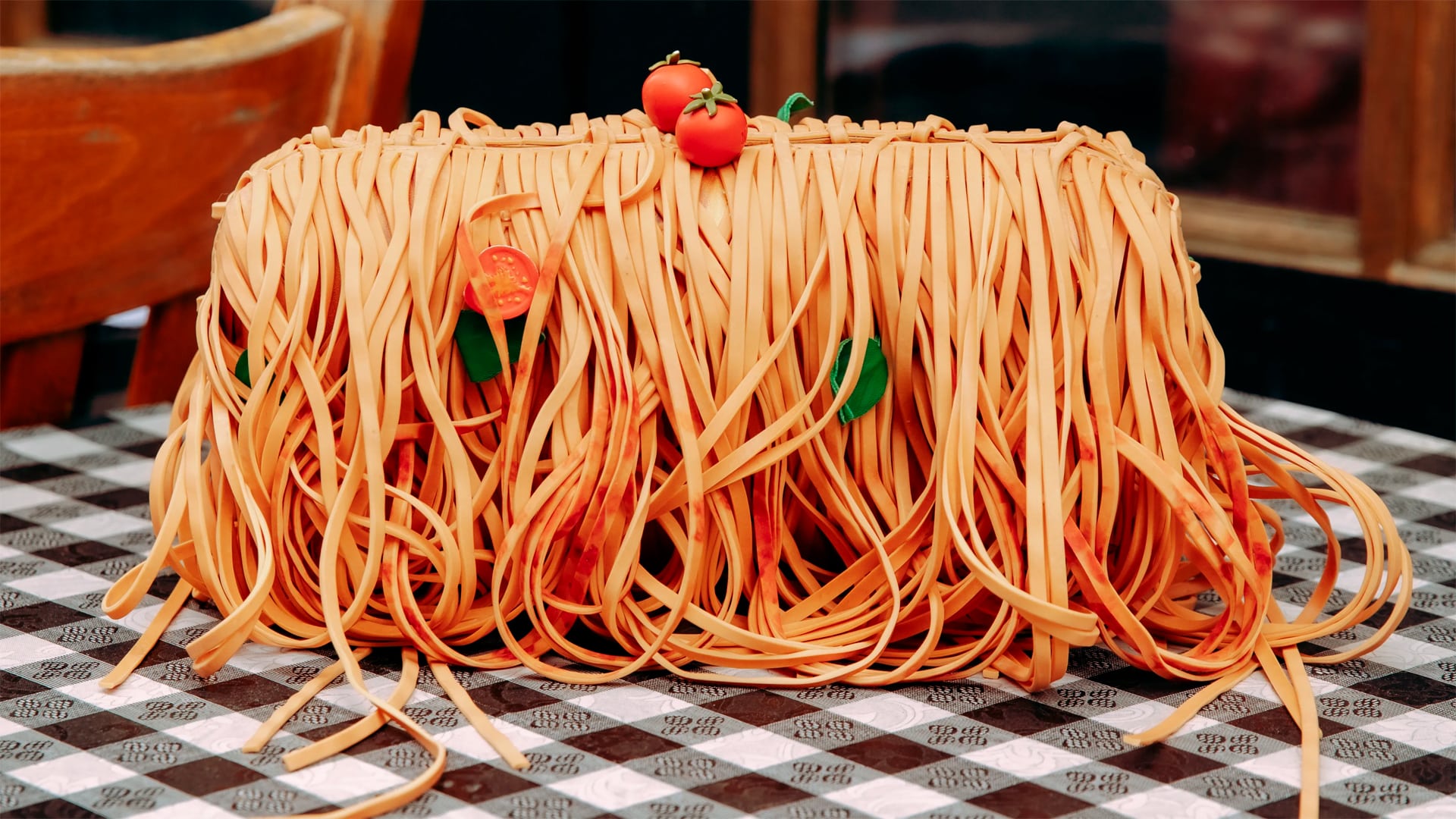 Moschino выпустили сумку-спагетти стоимостью более 1,5 млн тенге