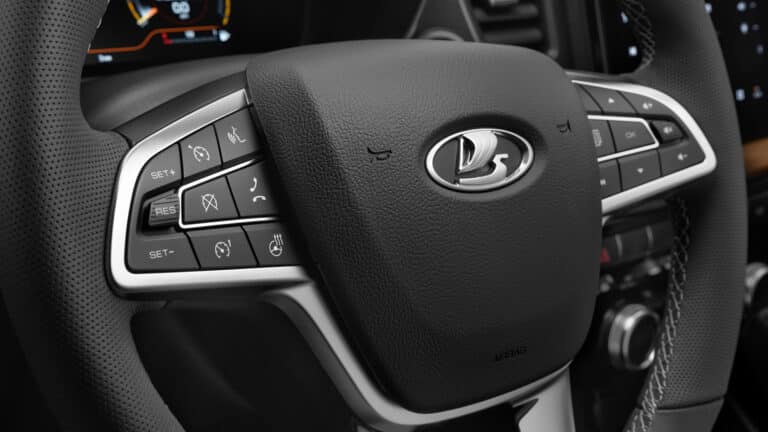 «Вибромассаж» рук на руле Lada Vesta напугал автовладельцев