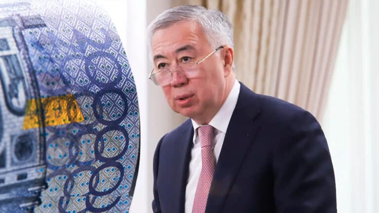 Минимальные зарплаты пересмотрят в Казахстане