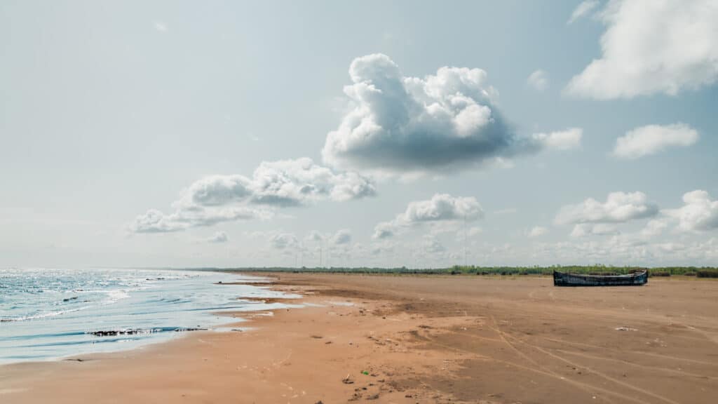 Казахстанцы обвиняют российские ГЭС в снижении уровня Каспия