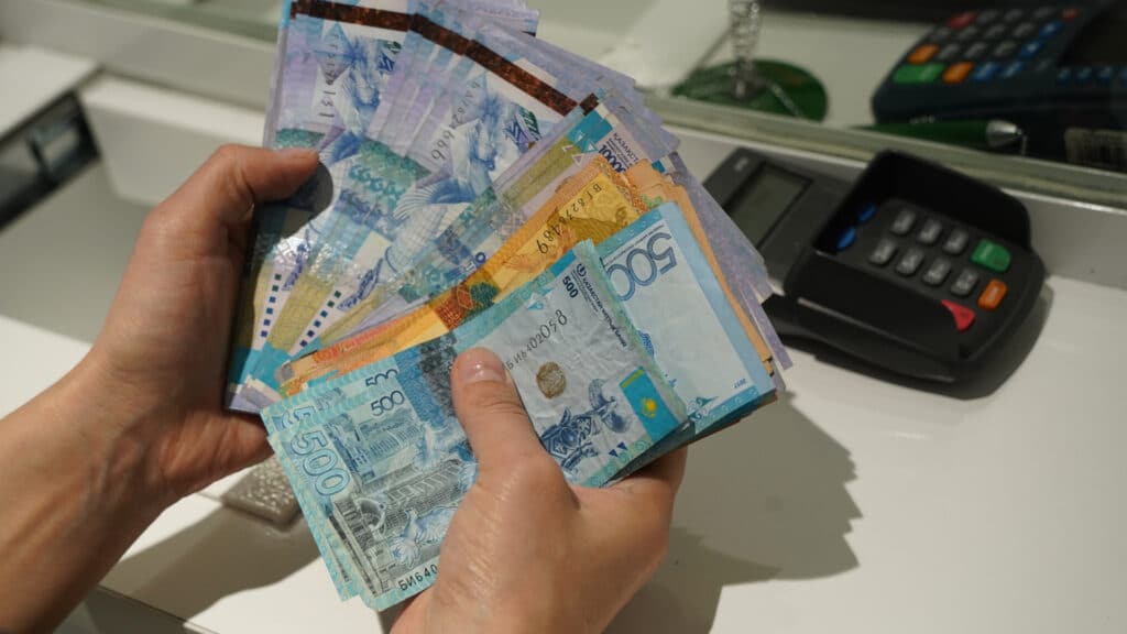 Нацбанк примет вскоре решение по уменьшению КДН, что ужесточит требования банков к заемщикам, shutterstock, бильд-редактор: Адэлина Мамедова