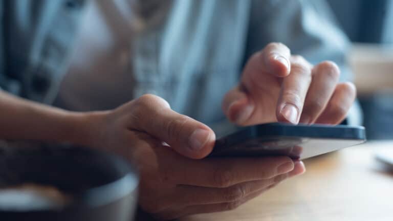 Казахстанцам посоветовали не заходить в банковские приложения через Wi‑Fi