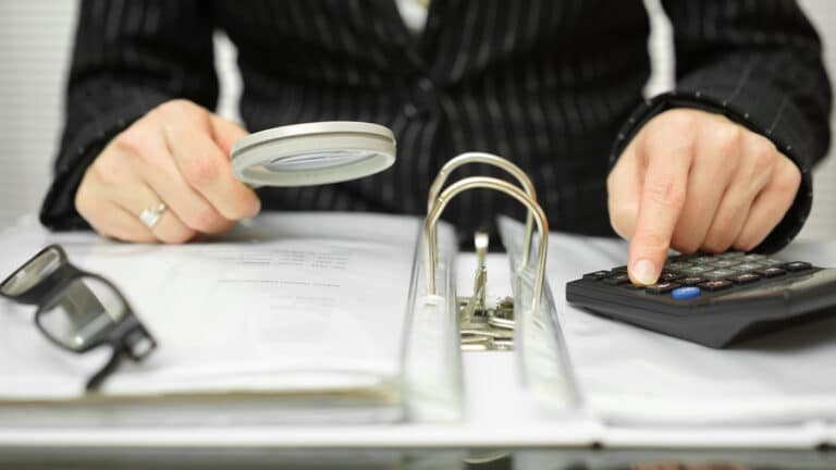 Как с казахстанцев будут взыскивать долги: опубликованы правила