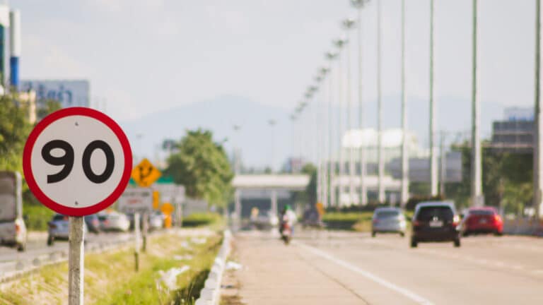 Казахстанцам запретят ездить быстрее 90 км/ч в городе