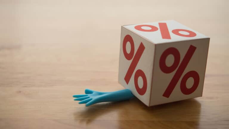 Спасать казахстанцев от закредитованности – популизм: мнение экономиста