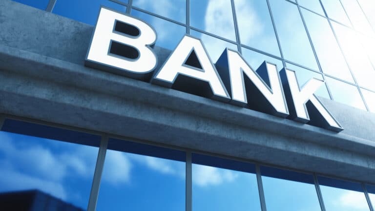 Борьба с мошенниками и снижение долгов: мажилис принял закон о банках