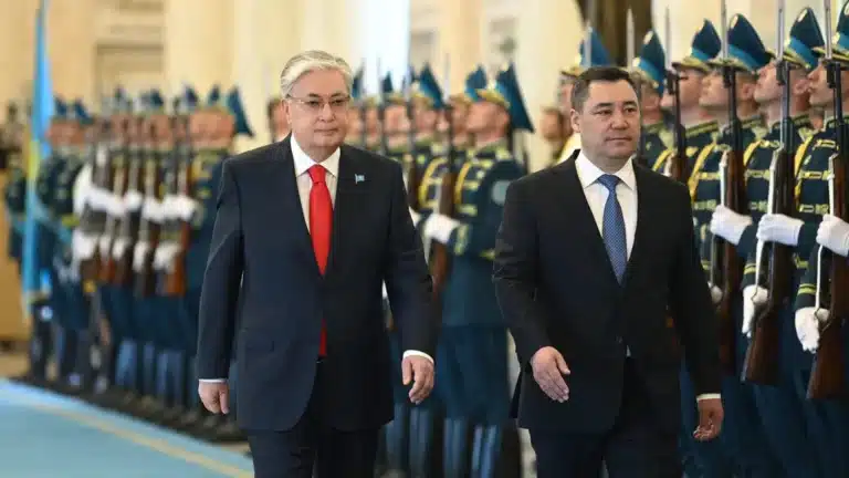 Токаев поздравил Жапарова с успешными выборами в Жогорку Кенеш