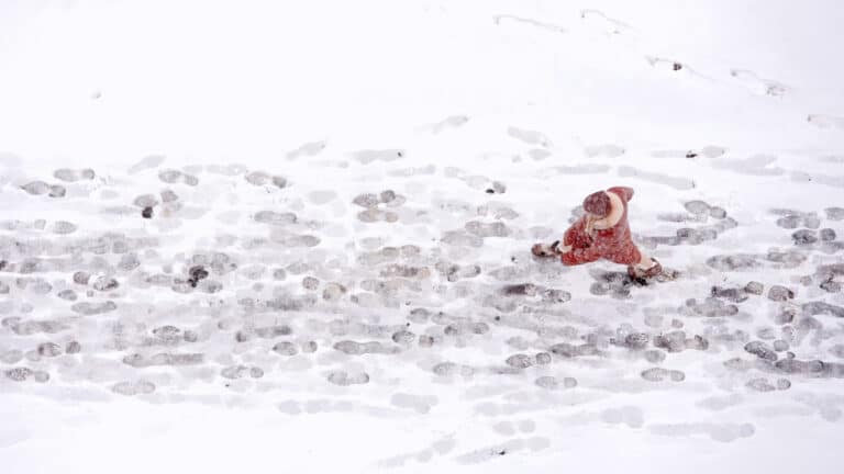 На Казахстан надвигается метель и гололед