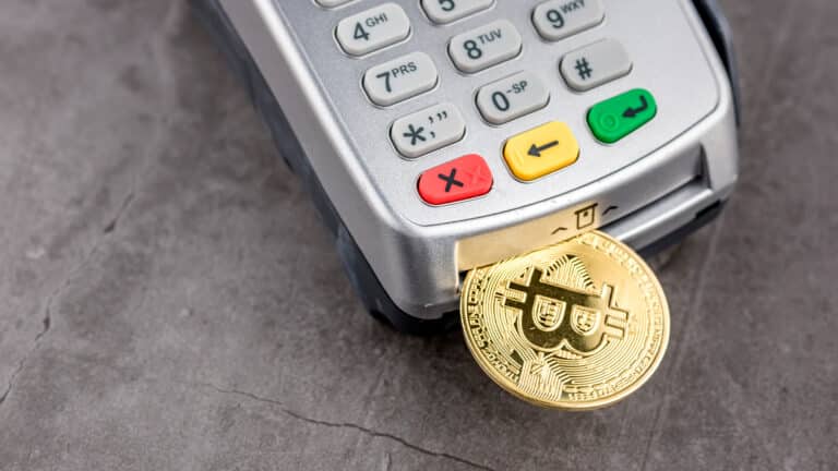 Казахстанцы смогут расплачиваться криптовалютой в терминалах банков