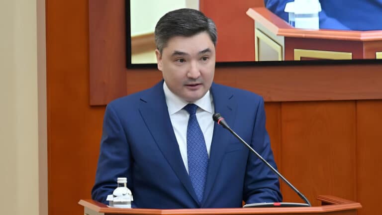 Бектенов считает, что акиматы медленно строят вокзалы