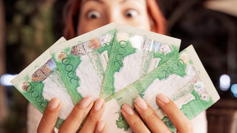 С 2011 года зарплаты казахстанцев упали вдвое в перерасчете на доллары