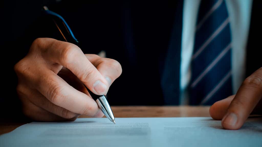 ГПХ больше нельзя будет использовать вместо трудовых договоров – парламент рассмотрит поправки в Трудовой кодекс, shutterstock, бильд-редактор: Дастан Шанай