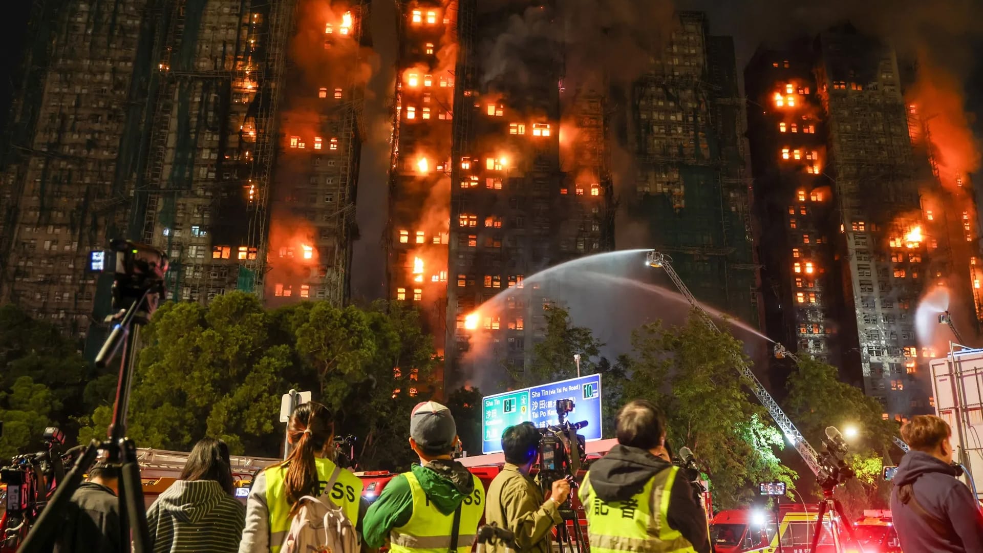 Масштабный пожар превратил жилой комплекс в Гонконге в руины