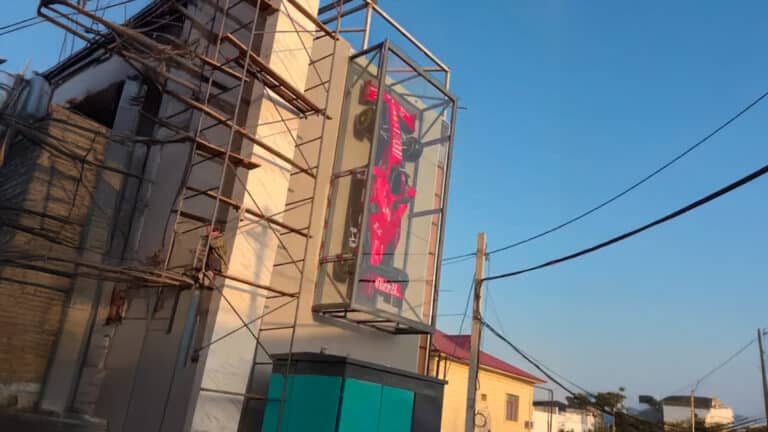 В Узбекистане мужчина повесил на фасад дома болид из «Формулы-1»