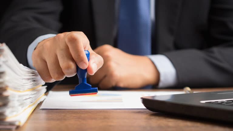 Работодатель сам решит, платить ли отпускные и пенсионные по ГПХ