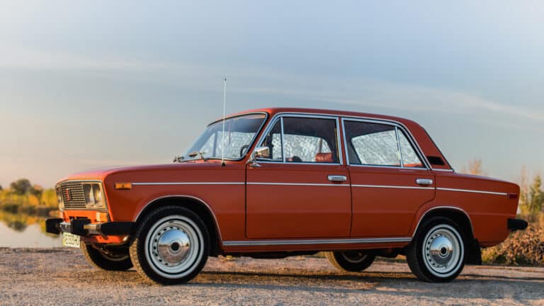 Раритетный ВАЗ 2106 спасли алматинские пожарные