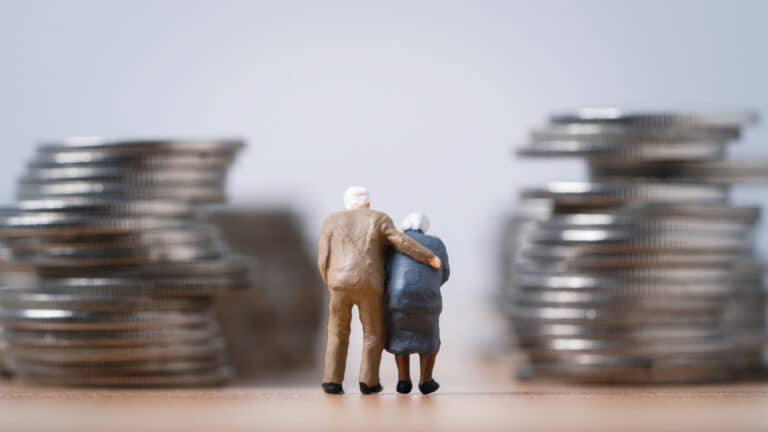 Казахстанцы рискуют будущей пенсией из-за снятия накоплений без порогов