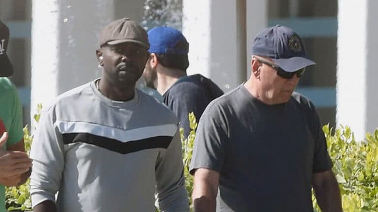 Брюса Уиллиса впервые заметили на прогулке с помощником