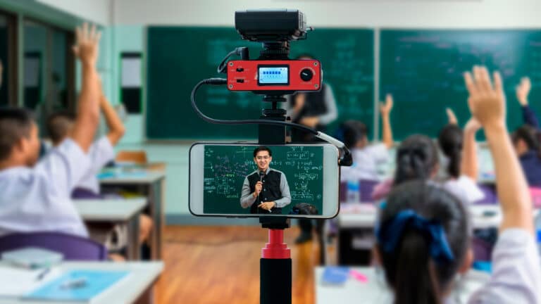 TikTok наградит лучшего учителя Казахстана, снимающего образовательные ролики