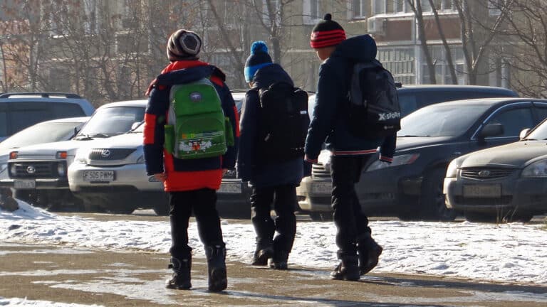 Карагандинцы просят изменить время уроков для школьников