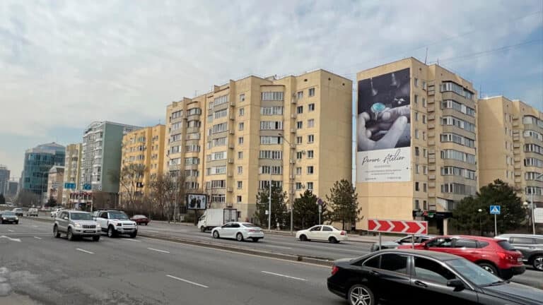 В Медеуском районе Алматы обновили дома и сделали освещение