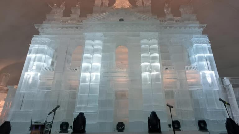 В Словакии построили ледяную церковь из 225 тонн льда