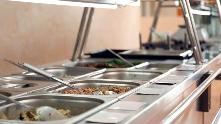 Школьникам в Казахстане обещали новое питание, но на него нет денег