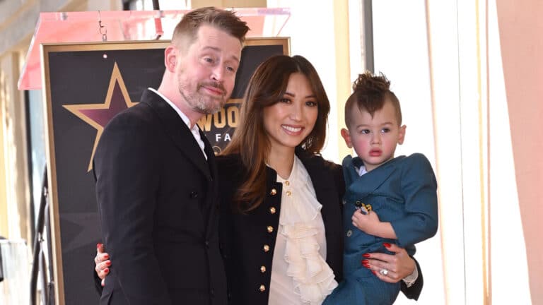 Дети звезды «Один дома» смотрят фильм, не зная, что их отец играет главного героя