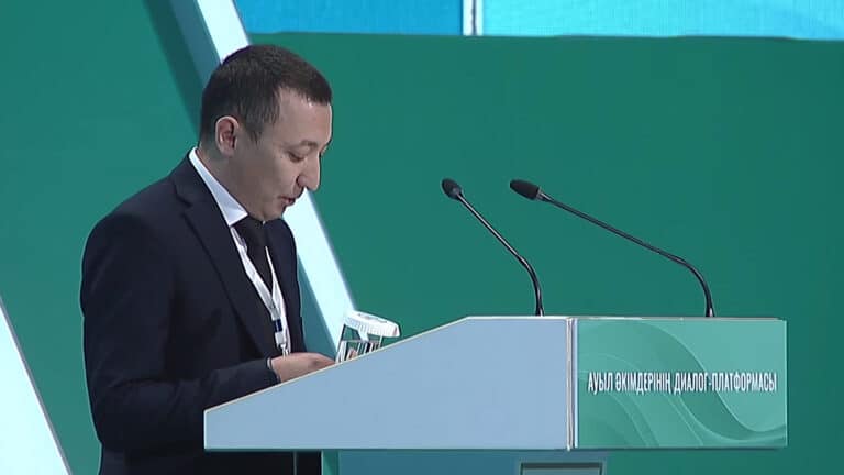 Аким села из Актобе попросил больше денег и меньше 