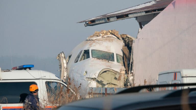 Пилотов рухнувшего самолета Bek Air признали виновными посмертно