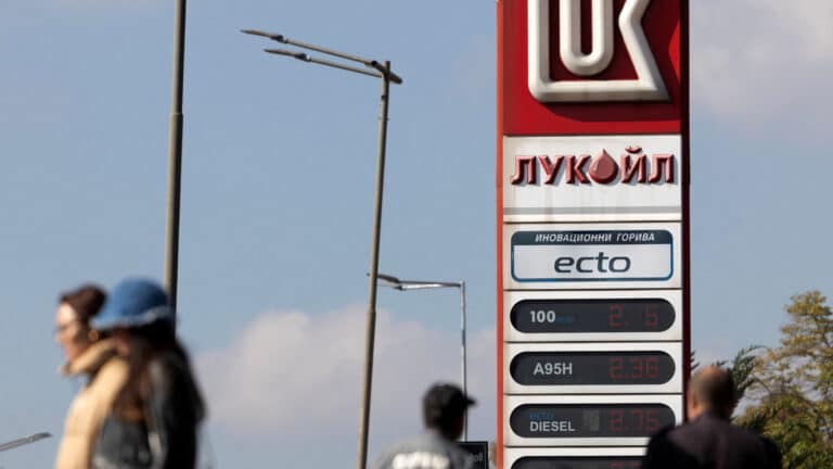 Российский «Лукойл» столкнулся в Казахстане с ограничениями банковских платежей