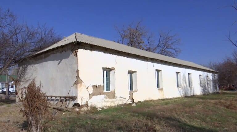 Сөгілген қабырға, түскелі тұрған төбе, елу жылғы пеш: Қазығұрттағы қорқынышты мектеп