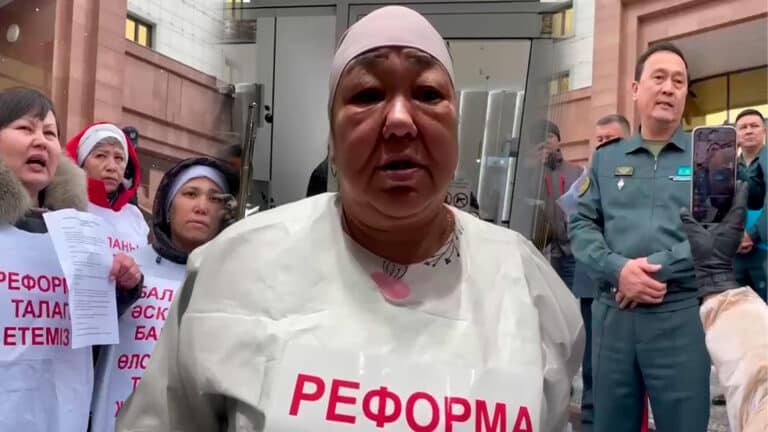 Матери погибших солдат вышли на митинг в Астане