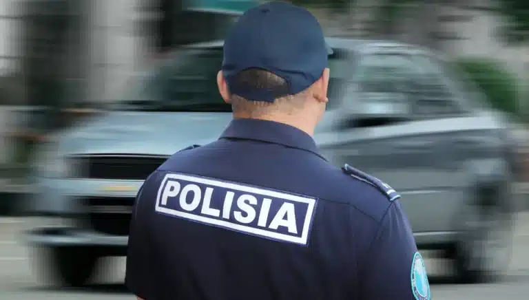 Пьяный полицейский из Караганды устроил скандал в баре ChechilPub