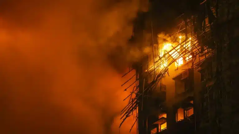 Число жертв страшного пожара в Гонконге возросло до 83