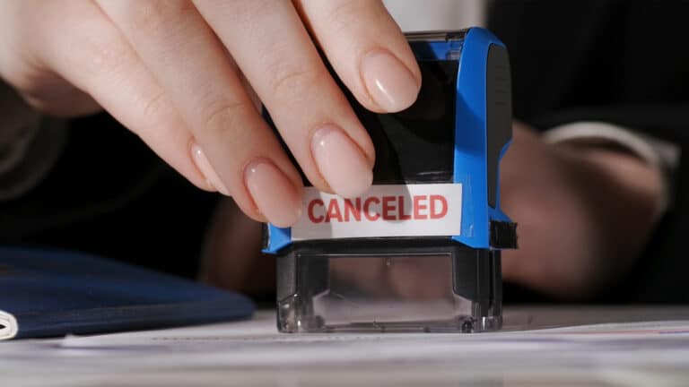 Банки стали массово отказывать казахстанцам в кредитах