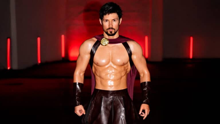 Павла Дурова высмеяли после запоздалого фото с Хэллоуина в образе спартанца