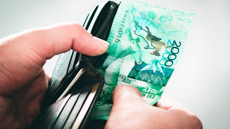 Выплатят ли казахстанцам на работе 13-ую зарплату, ответили в Минтруда