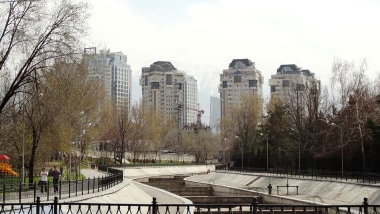 В Алматы три года не могут закончить 25-метровый мост через Есентай